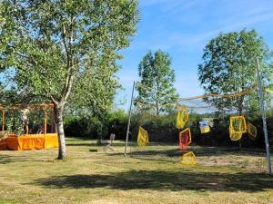 Herní místnost nebo prostor pro děti v ubytování Chalet à Chaillé-les-Marais - Terrasse et salon de jardin - API-1-52-363
