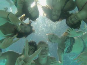 eine Gruppe von Menschen steht unter Wasser in der Unterkunft Mobil home spacieux avec terrasse à Limeuil - API-1-52-640 in Limeuil + 13 Fotos