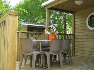 Μπαλκόνι ή βεράντα στο Mobil-home confortable avec terrasse pour 6 personnes - API-1-52-523