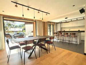 een eetkamer met een grote tafel en stoelen bij Chalet spacieux aux Allues, 12 pers., sauna, terrasse - FR-1-180-662 in Les Allues