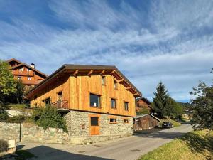 een groot houten huis met een dak bij Chalet spacieux aux Allues, 12 pers., sauna, terrasse - FR-1-180-662 in Les Allues