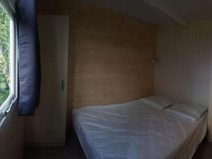 une petite chambre avec un lit et une fenêtre dans l'établissement Chalet 6 pers avec Terrasse - Cuisine équipée - API-1-52-539, à Dévillac 23 autres photos