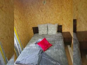 a bedroom with a bed with a red pillow at Chalet 50m², 8 personnes, Terrasse - API-1-52-723 in Les Grandes-Ventes +15 photos