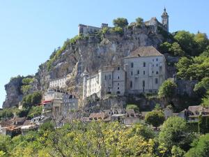 un village à flanc de montagne avec un château dans l'établissement Chalet 6 pers avec Terrasse - Cuisine équipée - API-1-52-539, à Dévillac