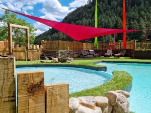 Kolam renang di atau dekat dengan Mobil Home Confortable avec Terrasse à Meyrueis - API-1-52-577