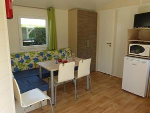 Kuchyň nebo kuchyňský kout v ubytování Mobil home confortable avec terrasse à Notre-Dame-de-Monts - API-1-52-516