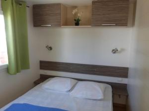 Postel nebo postele na pokoji v ubytování Mobil home confortable avec terrasse à Notre-Dame-de-Monts - API-1-52-516