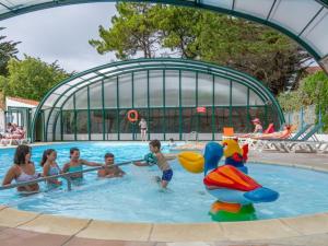 Bazén v ubytování Mobil home confortable avec terrasse à Notre-Dame-de-Monts - API-1-52-516 nebo v jeho okolí + 12 fotografií