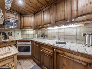 Nhà bếp/bếp nhỏ tại Duplex Courchevel 1850, skis aux pieds, 6 pers, parking inclus - FR-1-631-236
