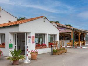 Budova, kde se kemp nachází