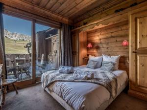 Giường trong phòng chung tại Duplex Courchevel 1850, skis aux pieds, 6 pers, parking inclus - FR-1-631-236