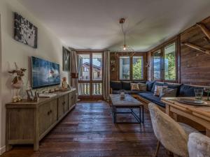 a living room with a couch and a table at Courchevel 1850: Appartement 5 pers, proche pistes, 2 chambres - FR-1-631-237 in Courchevel