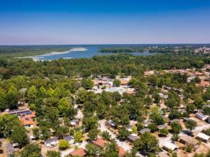 una vista aérea de un parque con un lago en Appart 5 pers - Terrasse - Mitoyen - API-1-52-550, en Soustons