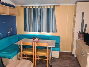 Χώρος καθιστικού στο Mobil-home avec Terrasse - 2 Chambres, 6 Personnes - API-1-52-514