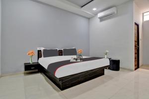 una camera da letto con un letto grande in una stanza di Collection O Heritage a Indore