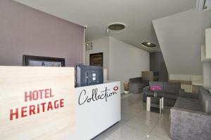 un ingresso di un hotel con un cartello del patrimonio alberghiero nella hall di Collection O Heritage a Indore Altre 21 foto