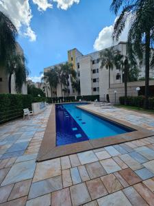 een zwembad voor een gebouw bij Apto 237 super bem localizado in Ribeirão Preto