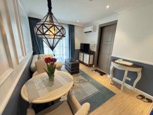 un salon avec une table et un canapé dans l'établissement Blue lagoon seven sea jomtien, à Na Jomtien