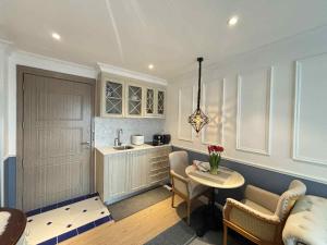 - une cuisine avec une table, des chaises et une porte dans l'établissement Blue lagoon seven sea jomtien, à Na Jomtien 12 autres photos