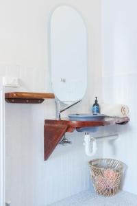 a bathroom with a sink and a mirror on the wall at Royal Hotel Coonabarabran in Coonabarabran