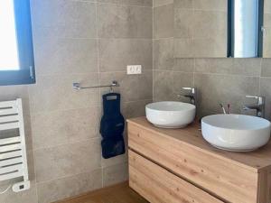 un bagno con due lavandini su un bancone in legno di Chalet luxueux pour 10 pers. avec parking à Font Romeu - FR-1-703-218 a Font-Romeu-Odeillo-Via