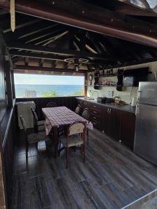 Η κουζίνα ή μικρή κουζίνα στο Villa Sunrise