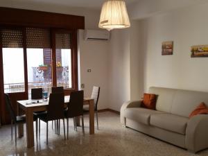un soggiorno con un tavolo e un divano di Senza Pensieri a Galatone