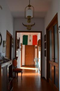 Un pasillo con una bandera de Italia y una puerta con una bicicleta. en Heart of Tuscany, en Empoli