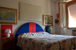 Un dormitorio con una cama con cabecero azul. en Heart of Tuscany, en Empoli