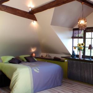 um quarto com uma cama num sótão em Demeure d'Hôtes L'Hermitage em Mouxy