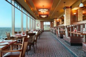 un restaurante con mesas, sillas y ventanas grandes en Harrah's Casino & Hotel Council Bluffs en Council Bluffs