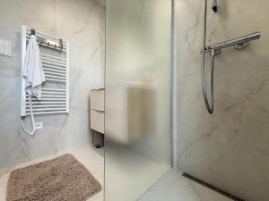 Ένα μπάνιο στο Luxapartment 101 Golf & Lake Penati +9 φωτογραφίες