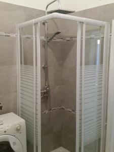 una doccia con una porta in vetro in un bagno di Senza Pensieri a Galatone Altre 44 foto