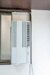 東京にあるKanamachi INN A-1の窓際のキッチンに白い冷蔵庫 +2枚の写真