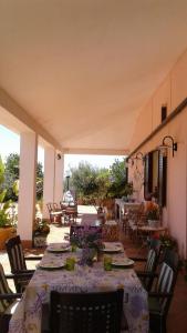 聖萊昂的住宿－Stella sul mare，庭院配有桌椅