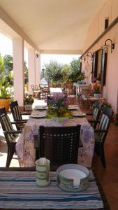 聖萊昂的住宿－Stella sul mare，露台上的桌子和桌布