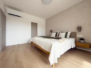 Ένα ή περισσότερα κρεβάτια σε δωμάτιο στο Luxapartment 101 Golf & Lake Penati