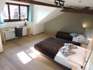 1 Schlafzimmer mit 2 Betten, einem Schreibtisch und einem Fenster in der Unterkunft Auberge Communale de St-Légier in Vevey