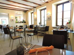 Um restaurante ou outro lugar para comer em Auberge Communale de St-Légier