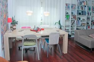 een woonkamer met een tafel en stoelen bij Apartamento Independente Praia & Porto - Limpo e Seguro in Matosinhos