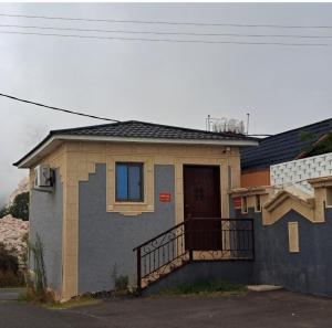 una piccola casa con balcone e porta di استوديو ريفي تنومة a Tanomah