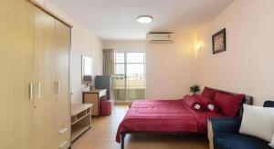 1 dormitorio con cama roja y sofá en SURANG MANSION, en Ban Bang Khen (1) 66 fotos más