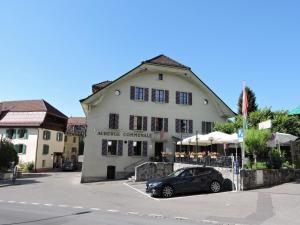 a black car parked in front of a building at Auberge Communale de St-Légier in Vevey