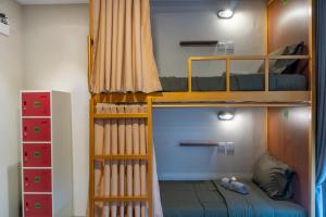 2 stapelbedden in een kleine kamer met een bed bij Pondok Tis Bisma in Ubud