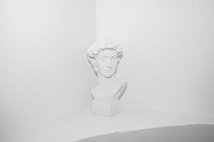 un busto de yeso de una mujer en una pared en 3BR Townhouse with Private Rooftop, en Hoboken 38 fotos más
