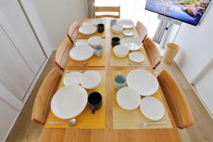 東京にあるLife Town Nishirokugoの木製テーブル(白い皿、ボウル付)