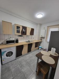 Η κουζίνα ή μικρή κουζίνα στο Apartament 3 camere Selimbar Octavian Goga