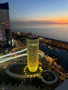 - Vistas a un edificio alto por la noche en Alliance Palace in Batumi, en Batumi
