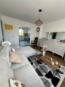 una sala de estar con un sofá y una mesa en Le Cocon de la Gare, en Saint-Pierre-des-Corps 9 fotos más