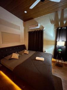 Un dormitorio con una cama grande en una habitación. en Ixora homestay, en Dibrugarh